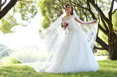 Parktaki güzel genç gelinin portresi.