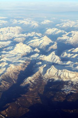 Uçaktan dağlara doğru hava manzarası