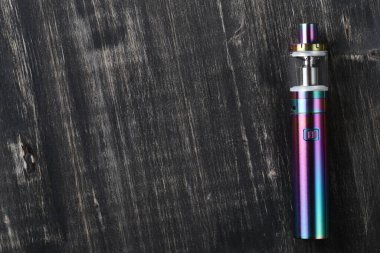 Tahta masada buharlaştırma cihazı var.