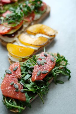 Yiyecekler. Masadaki tatlı sandviç.