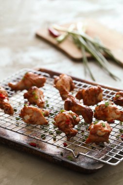 Yemek ve yemek. Kızarmış tavuk bacağı.