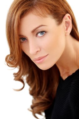 Beyaz arka planda sevimli, mutlu bir kız.