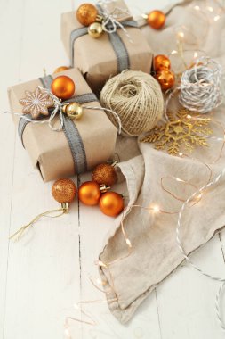 Noel hediyeleri masada.