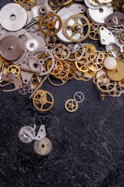 Detaylar, teknoloji. Masadaki küçük dişli yığını