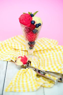 Tatlı. Masada nefis dondurma var.