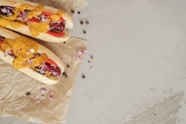 Yiyecekler. Masada nefis bir sosisli.