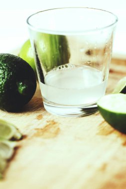 Citrus. Tahtada sulu limon