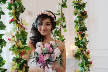 Düğün. Bir salıncak üzerinde güzel gelin