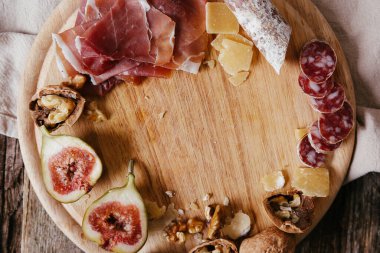 Hazırlık, yemek pişirme. Masada lezzetli yemekler var.