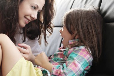 - Aile. Güzel anne ve tatlı kızı