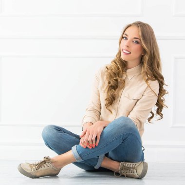 Kot pantolonlu çekici bir kadın.