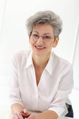 Yaşam tarzı. Sevimli, yaşlı ve mutlu yüzlü bir kadın.