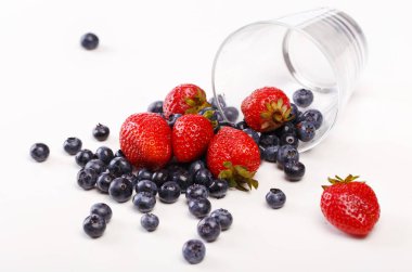 Yemek, doğa. Beyaz arka planda bir yığın lezzetli dut.