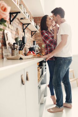 Güzel bir çift mutfakta eğleniyor.