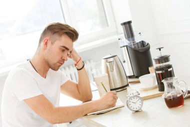 - Günaydın. Masanın yanındaki genç adam