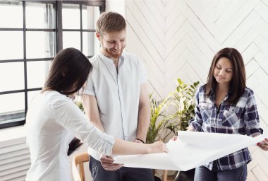 İş kadınları ve işadamları ofiste proje üzerinde çalışıyorlar