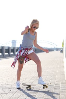 Kaykay yapan genç bir kadın.