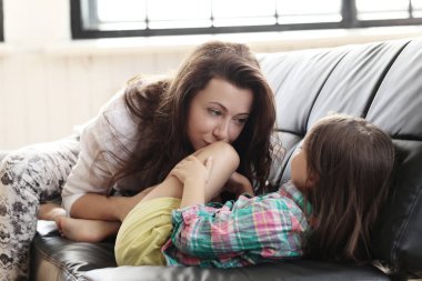 - Aile. Güzel anne ve tatlı kızı