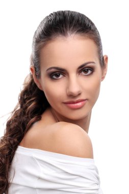 Beyaz arka planda sevimli, çekici bir kız.