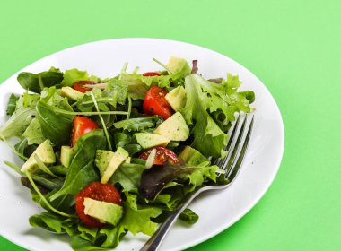 Masadaki lezzetli salata