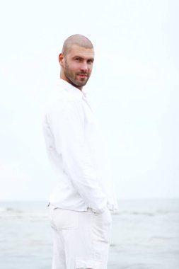 Sahilde çekici ve mutlu bir adam.