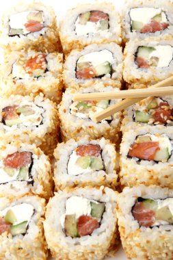 Taze ve lezzetli suşi rulosu.