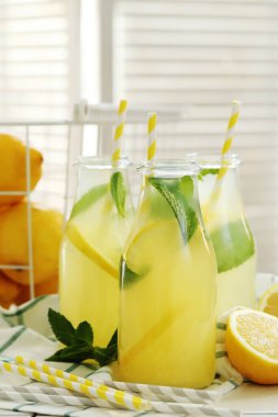 Limonata. Masada içecek bir şeyler var.