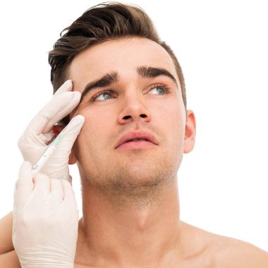 Estetik ameliyat. Beyaz arka planda yakışıklı bir adam.