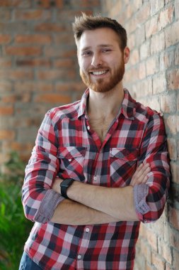 Ekose gömlekli genç yakışıklı adamın portresi.