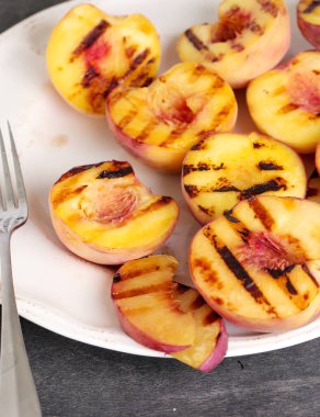 Yiyecekler. Masada ızgara şeftali.