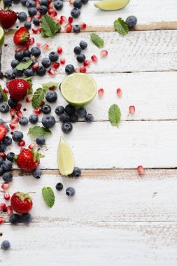 Taze meyve ve böğürtlen masada.