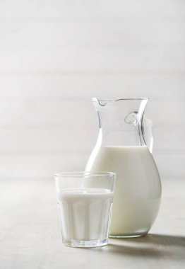 Sağlıklı yiyecekler. Süt bir sürahide
