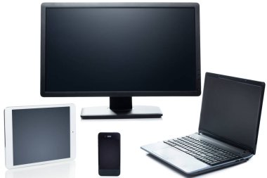 Teknoloji. Laptop, tablet, akıllı telefon ve beyaz arkaplanda monitör