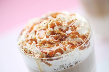 - Kahve. Masada karamel frappe