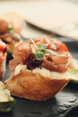 Yiyecekler. Tapas masada.