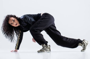 Beyaz arka planda hip-hop dansçısı