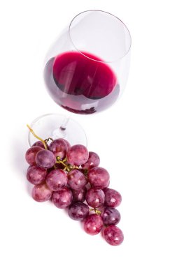 Beyaz arka planda kırmızı şarap
