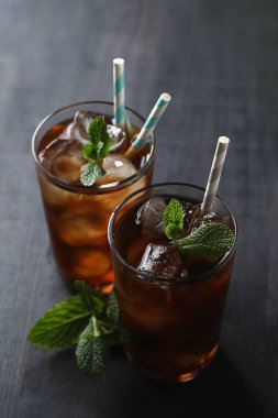 Masada içecek bir şeyler var.