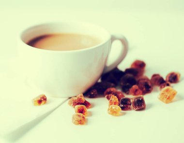 İç, kahve. Masada karamel ile latte