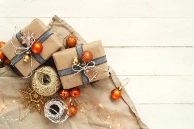 Noel hediyeleri masada.