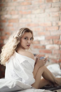 Yatma vakti. Yatakta güzel bir kız