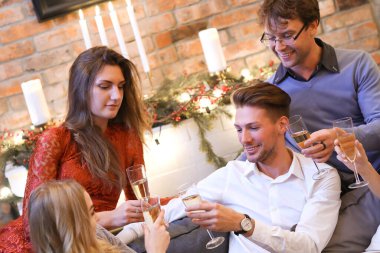 Gençler yeni yılı ev partisinde kutluyor