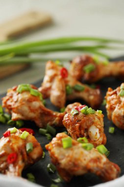 Yemek ve yemek. Kızarmış tavuk bacağı.