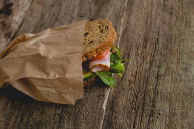 Yiyecekler. Masada nefis bir sandviç.