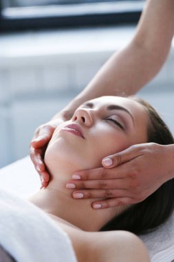 Kaplıcada rahatlayan seksi genç kadın portresi.