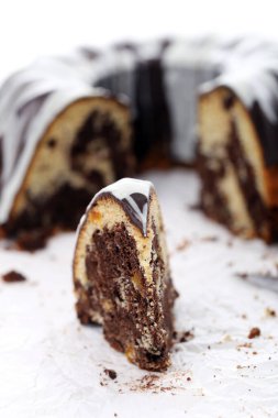 Lezzetli, yuvarlak pasta masada.