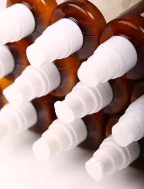 beyaz zemin üzerinde Kozmetik Şişeler ve yakın çekim