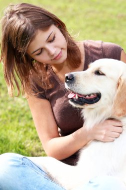 açık havada köpeğiyle oynayan kadın