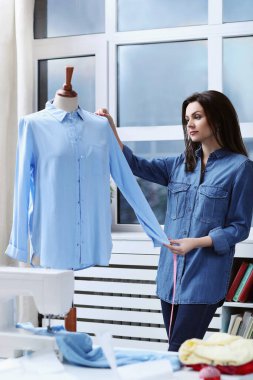 Masadaki sevimli terzi.