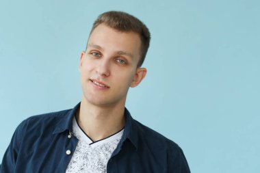 mavi bir arka plan üzerinde yakışıklı adam